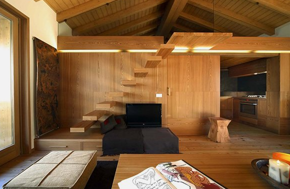 Wie man das Innere des Hauses mit Holz dekoriert